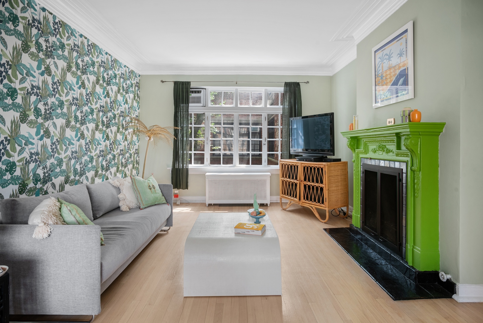 511 West Aldine Avenue, Unit 3F Chicago, IL 60657 - Photo 3 of 15 a living room with furniture and a fireplace