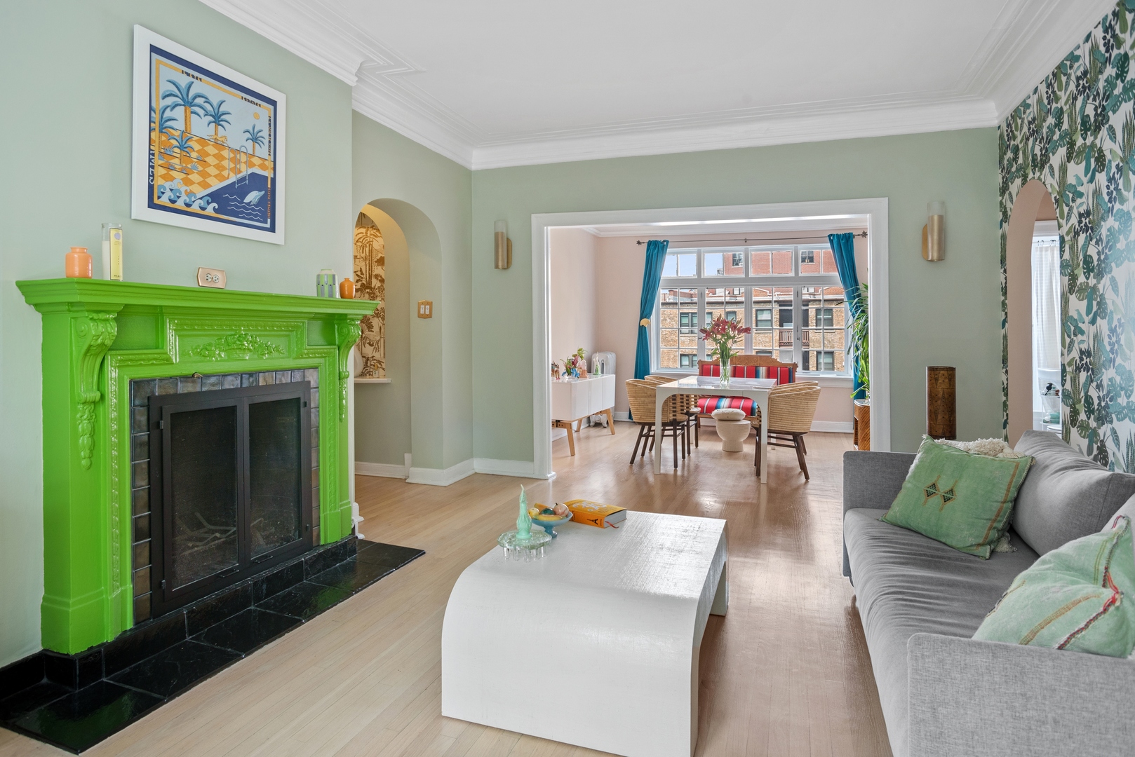 511 West Aldine Avenue, Unit 3F Chicago, IL 60657 - Photo 5 of 15 a living room with furniture and a fireplace