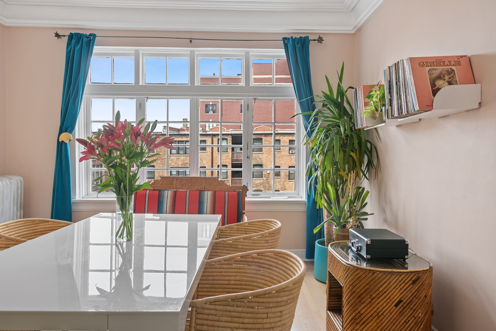511 West Aldine Avenue, Unit 3F Chicago, IL 60657 - Photo 7 of 15 a living room with furniture and a potted plant
