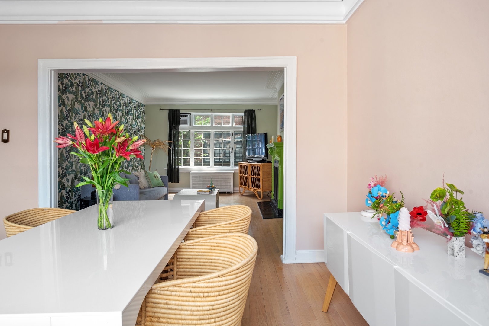 511 West Aldine Avenue, Unit 3F Chicago, IL 60657 - Photo 9 of 15 a living room with furniture and flowers