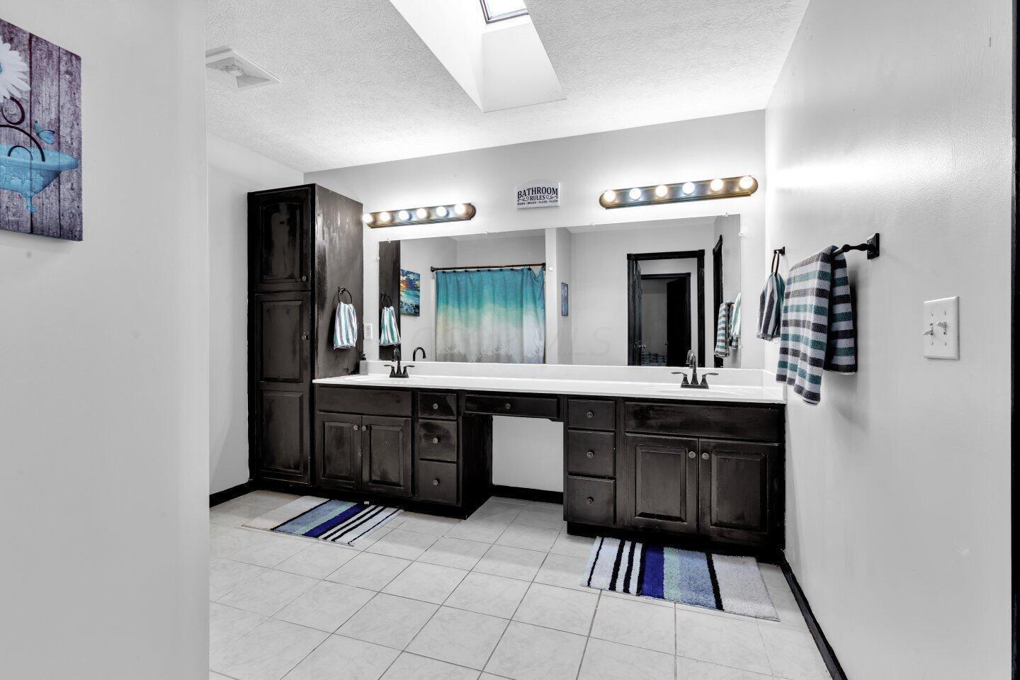 219 Foxcroft Road Mansfield, OH 44904 - Photo 24 of 36 2nd floor bath adjoins bedroom and hallw