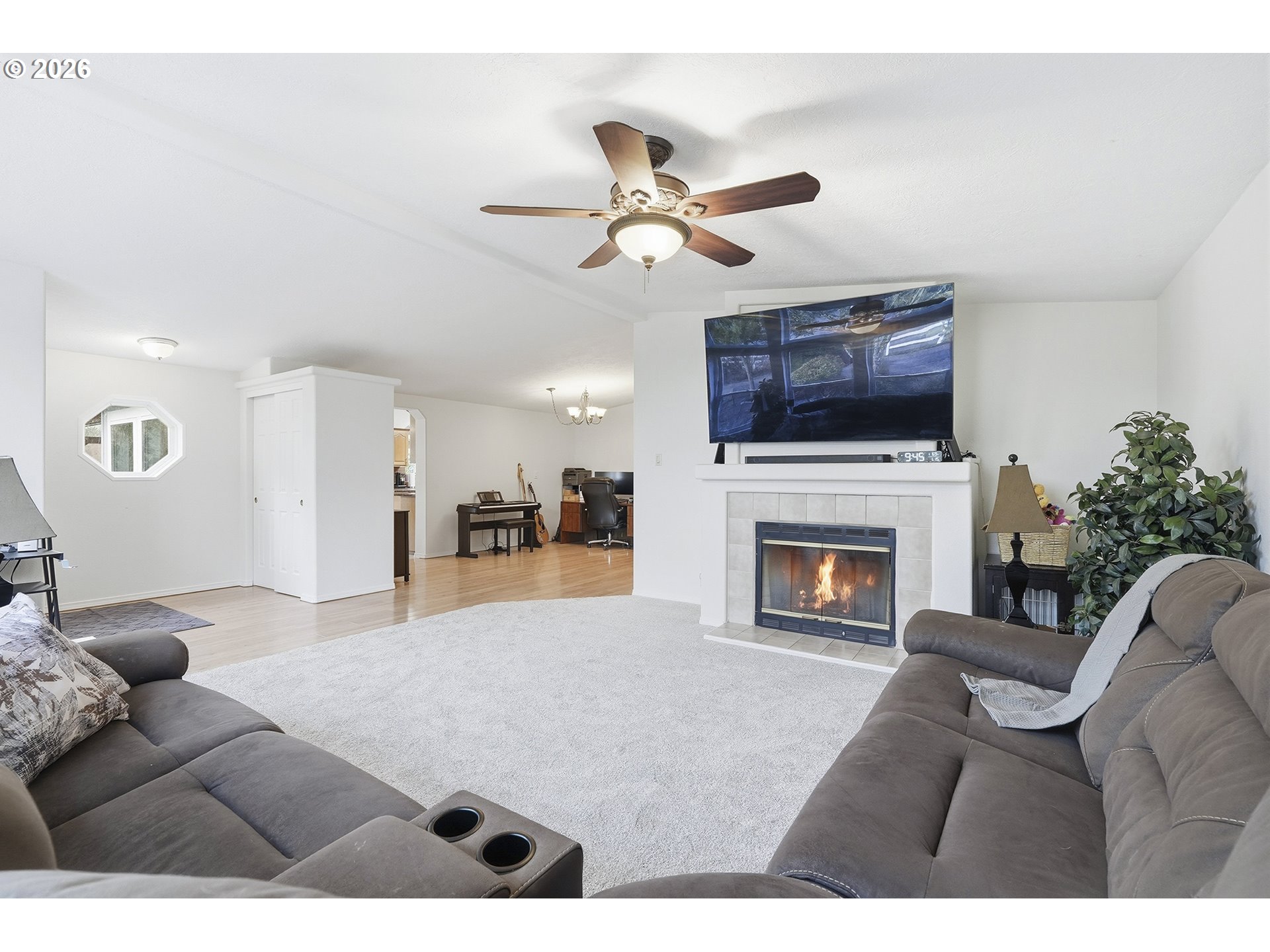 18530 South Fischers Mill Road Oregon City, OR 97045 - Photo 6 of 45 Living Room