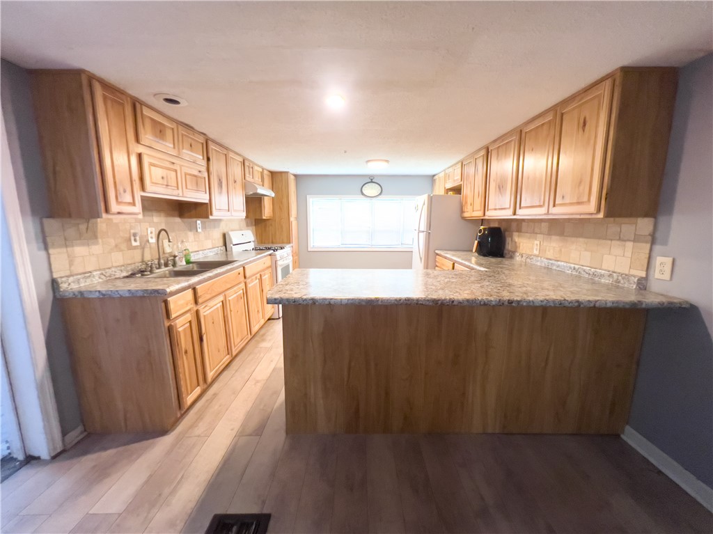 216 Harvey Road Brunswick, GA 31525 - Photo 4 of 32