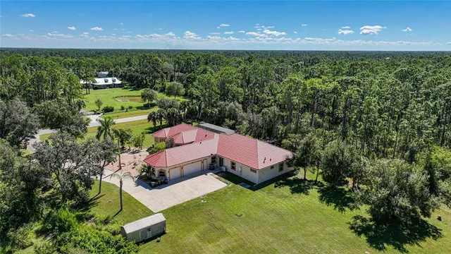 a view of a yard in front of house