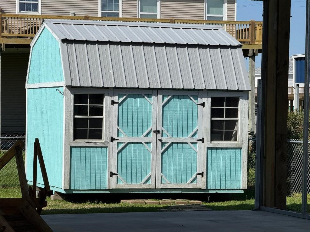 927 South East Road Crystal Beach, TX 77650 - Photo 3 of 6 a view of balcony with small garden