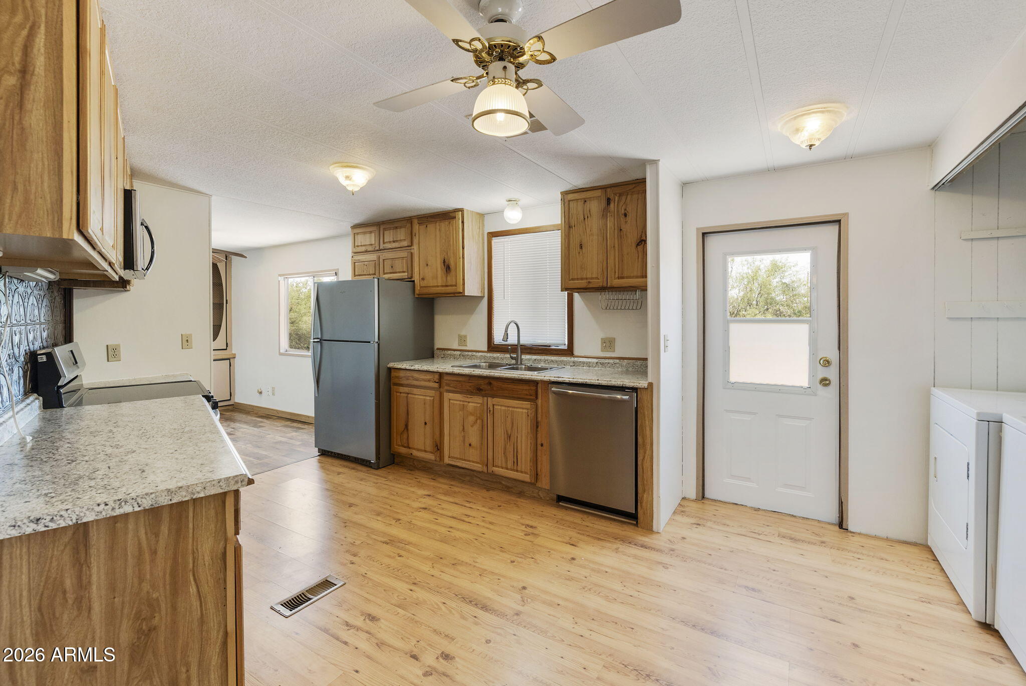 293 South Belaire Road Apache Junction, AZ 85119 - Photo 6 of 39 49-web-or-mls-DLB_7114 - Copy