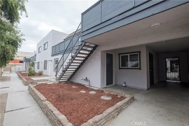 a view of an entryway of the house