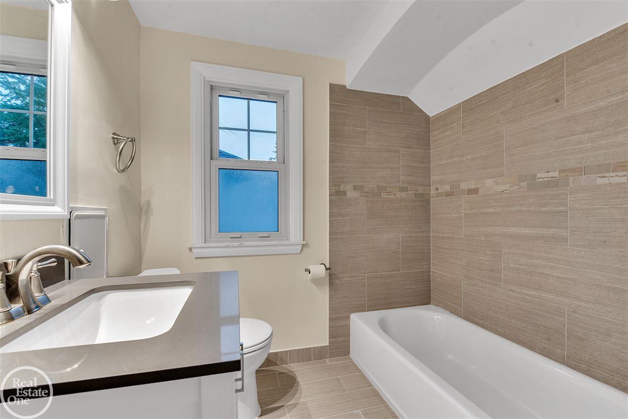 1316 Roslyn Road Grosse Pointe, MI 48236 - Photo 20 of 33 50023835-19.JPG