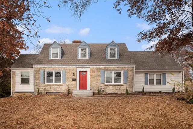 $329,900 | 7620 East Gregory Boulevard, Kansas City, MO 64133