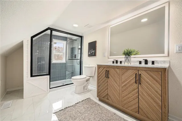 $329,900 | 7620 East Gregory Boulevard, Kansas City, MO 64133