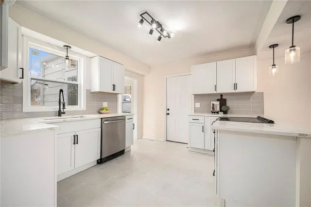 $329,900 | 7620 East Gregory Boulevard, Kansas City, MO 64133