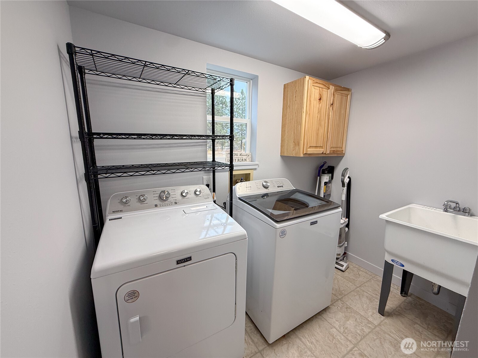 40 Trail Ridge Drive Omak, WA 98841 - Photo 14 of 36 a utility room with dryer and washer