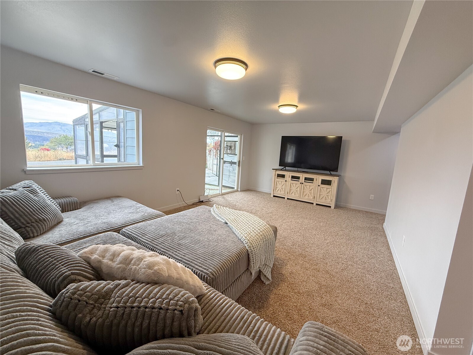40 Trail Ridge Drive Omak, WA 98841 - Photo 25 of 36 a living room with furniture and a flat screen tv