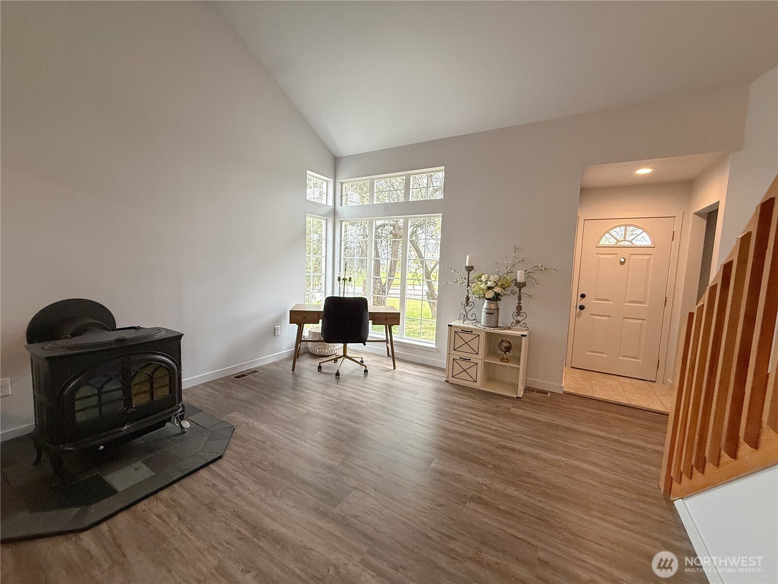 40 Trail Ridge Drive Omak, WA 98841 - Photo 4 of 36 a living room with furniture and a wooden floor
