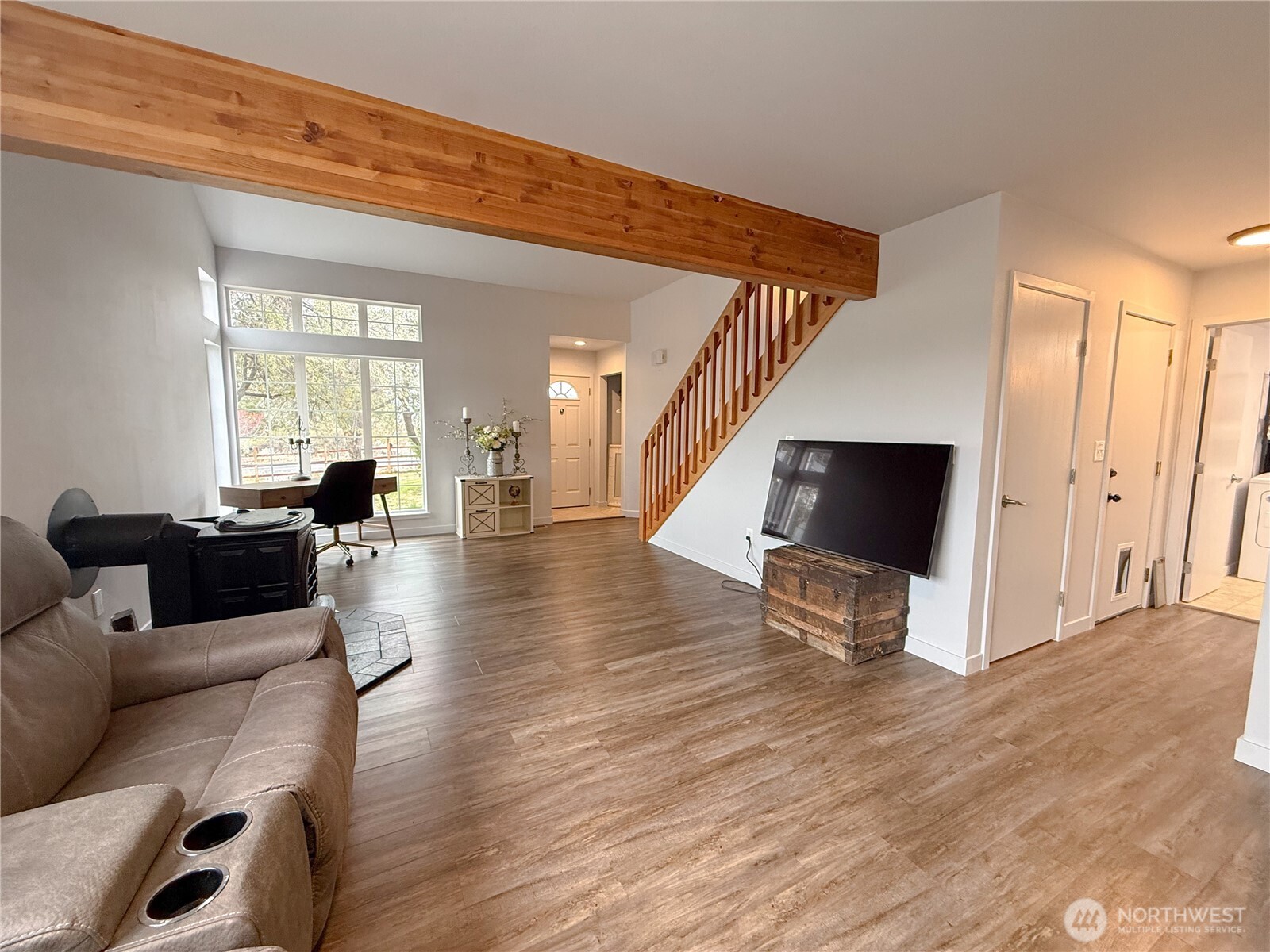 40 Trail Ridge Drive Omak, WA 98841 - Photo 6 of 36 a living room with furniture and a flat screen tv
