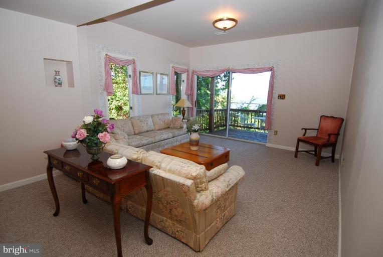 11371 River Road Lorton, VA 22079 - Photo 15 of 19 Family Room
