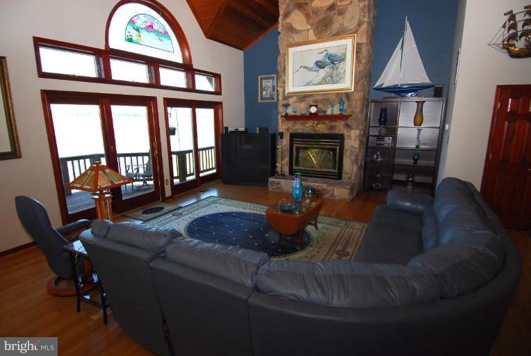 11371 River Road Lorton, VA 22079 - Photo 5 of 19 Living Room