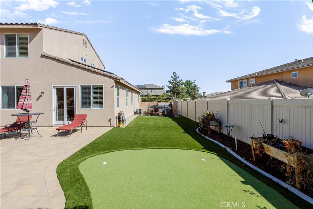 33264 Gold Mountain Road Yucaipa, CA 92399 - Photo 37 of 48 Putting green