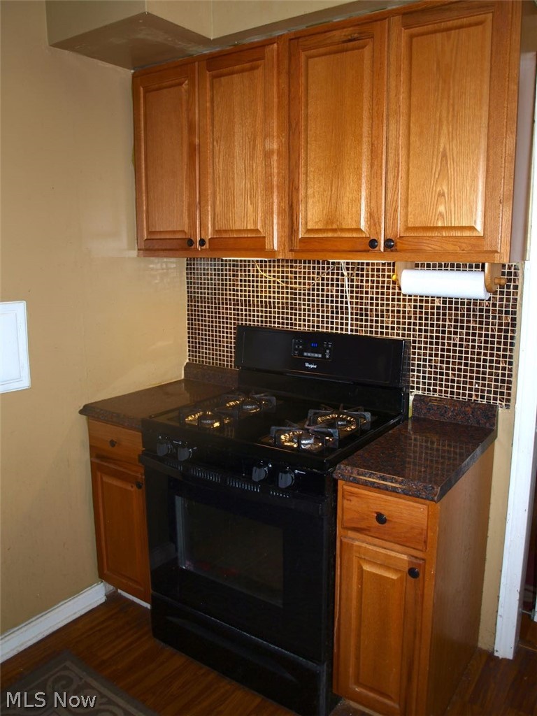 3919 Orchard Road Cleveland Heights, OH 44121 - Photo 6 of 35 Gas stove
