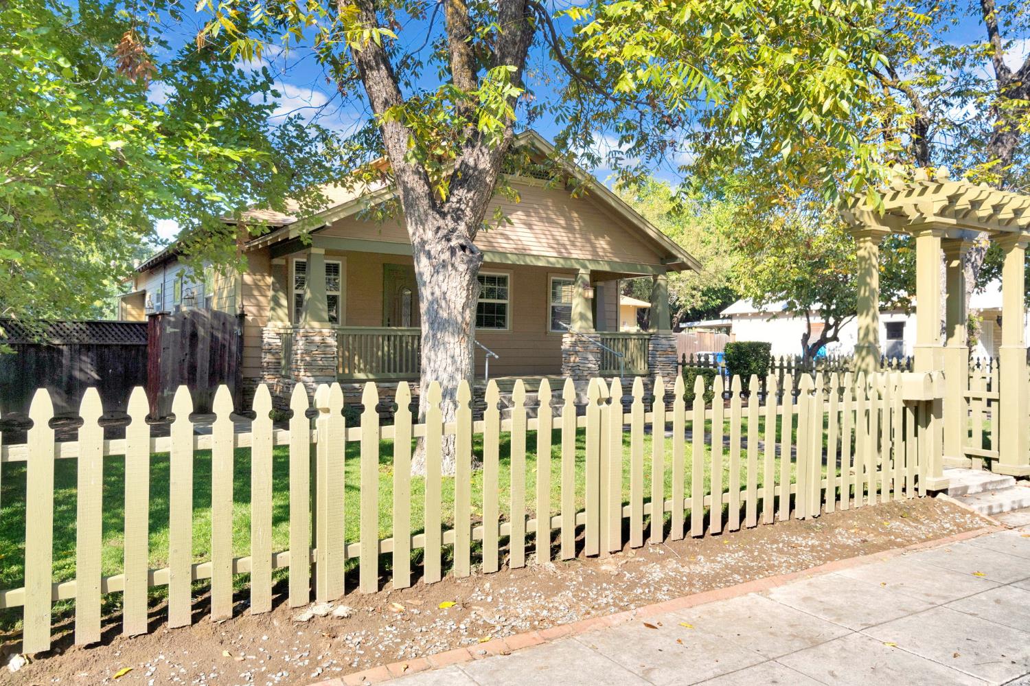 114 Dewitt Avenue Clovis, CA 93612 - Photo 3 of 37