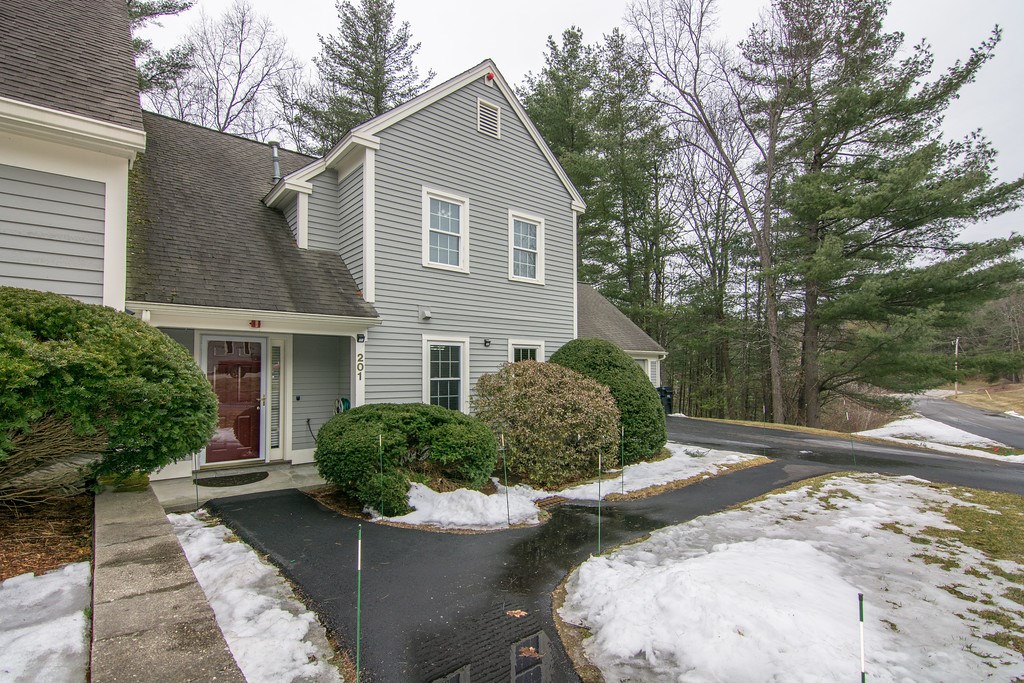 201 Pheasant Run Road Hudson, NH 03051 - Photo 4 of 35