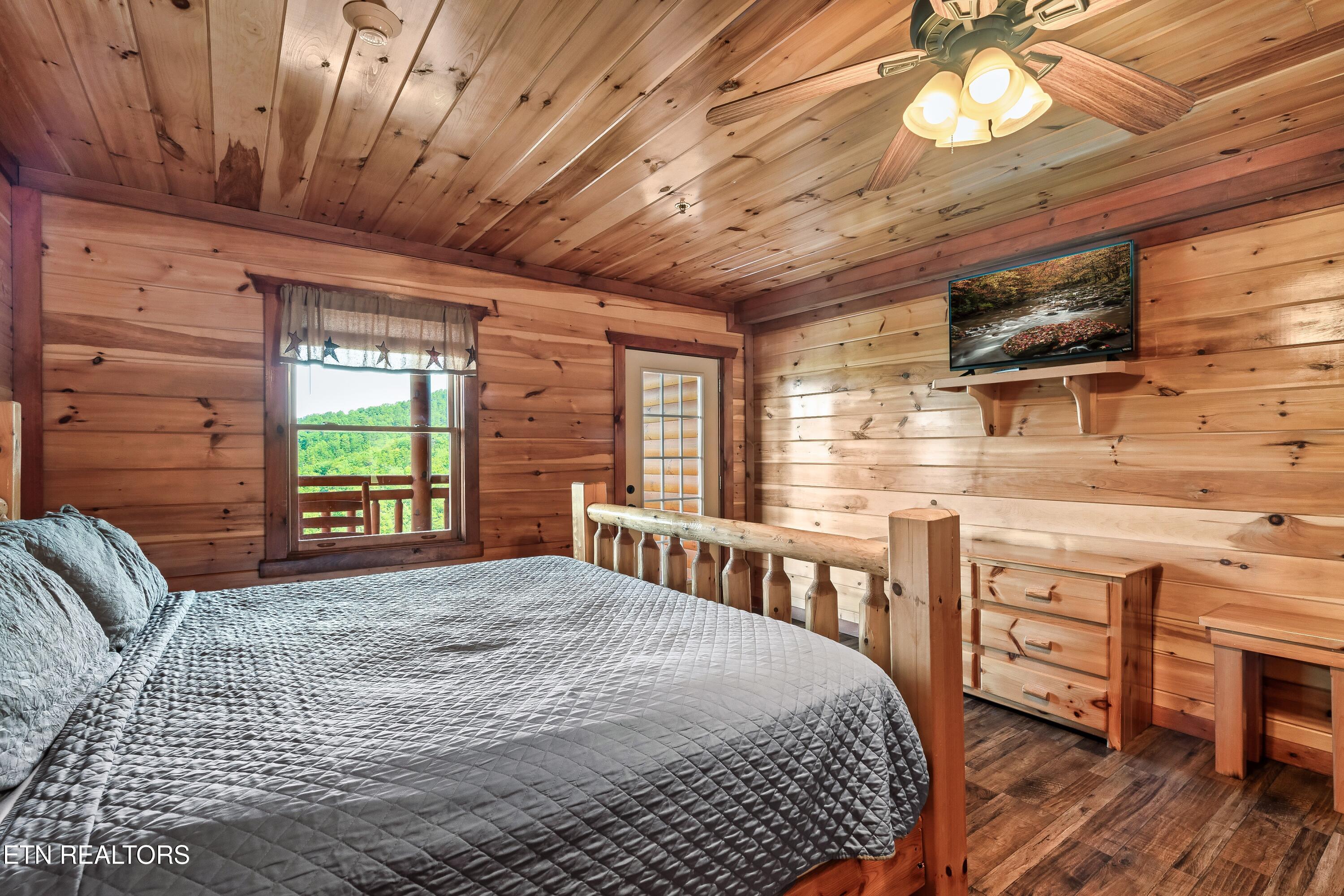 1242 Bird Nest Way Sevierville, TN 37862 - Photo 34 of 56 bedroom blue quilt