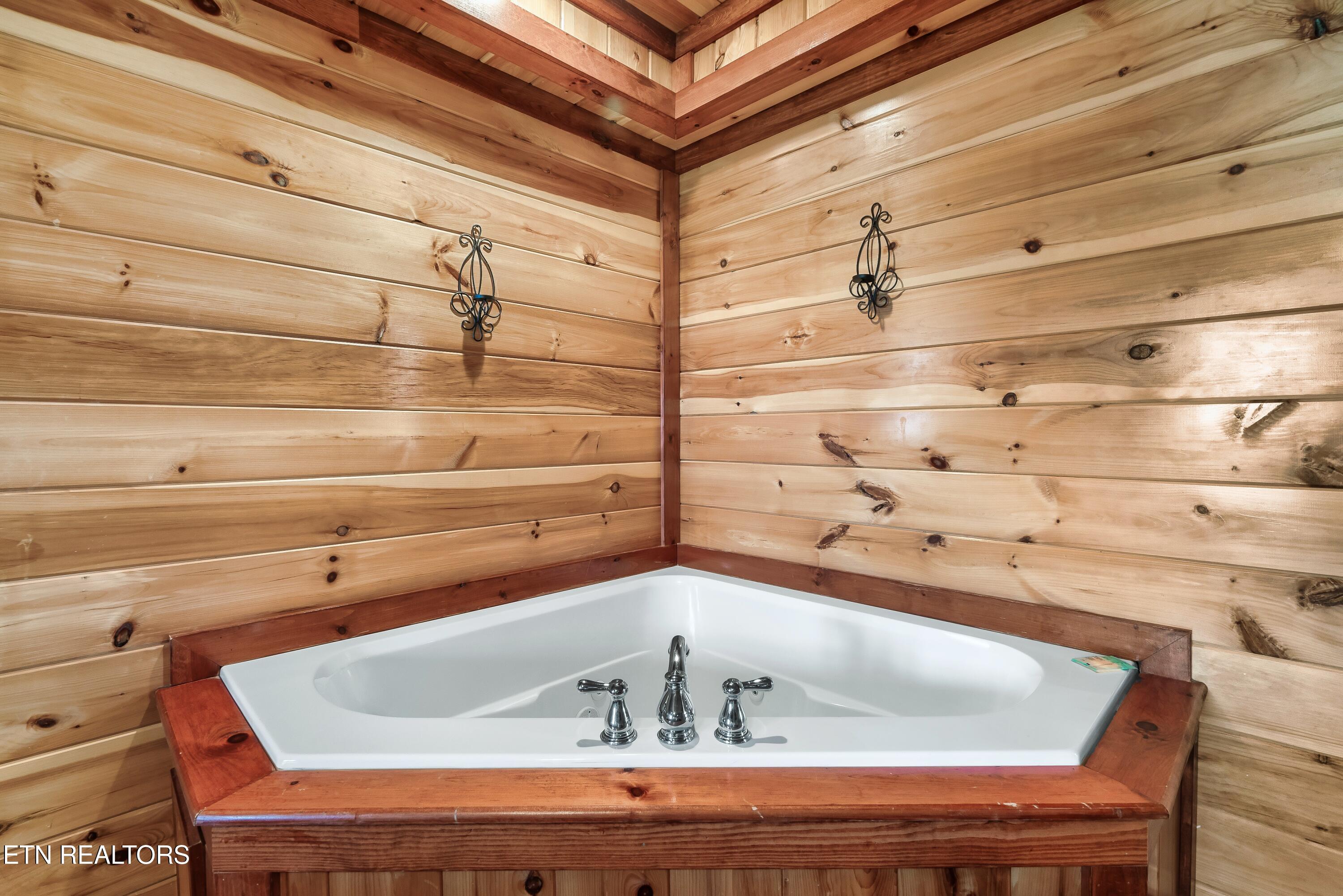 1242 Bird Nest Way Sevierville, TN 37862 - Photo 39 of 56 jacuzzi blue sham