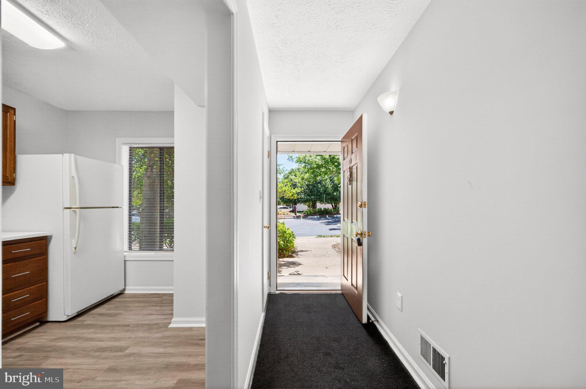2281 Hunter's Run Drive, Unit 2281 Reston, VA 20191 - Photo 4 of 25 Bright and inviting entryway awaits.