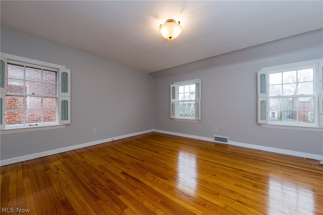 2488 Fenwick Road Cleveland, OH 44118 - Photo 17 of 35