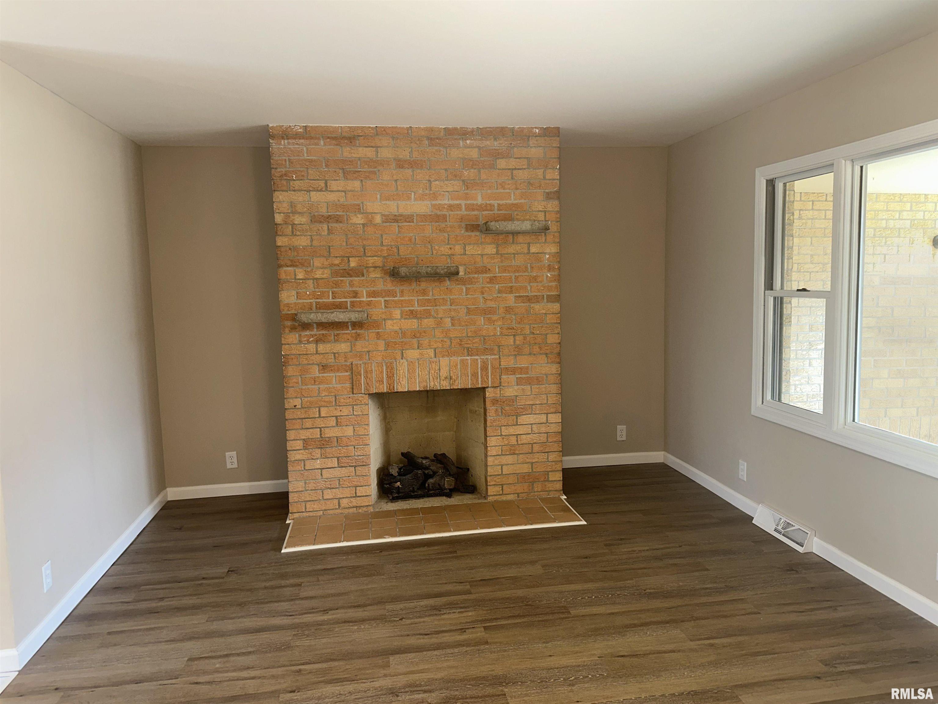 107 Anson Street Middletown, IL 62666 - Photo 4 of 28