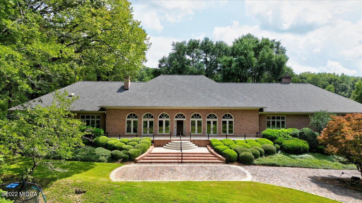 a view of a house with a yard