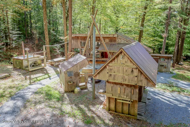 a view of a house with backyard