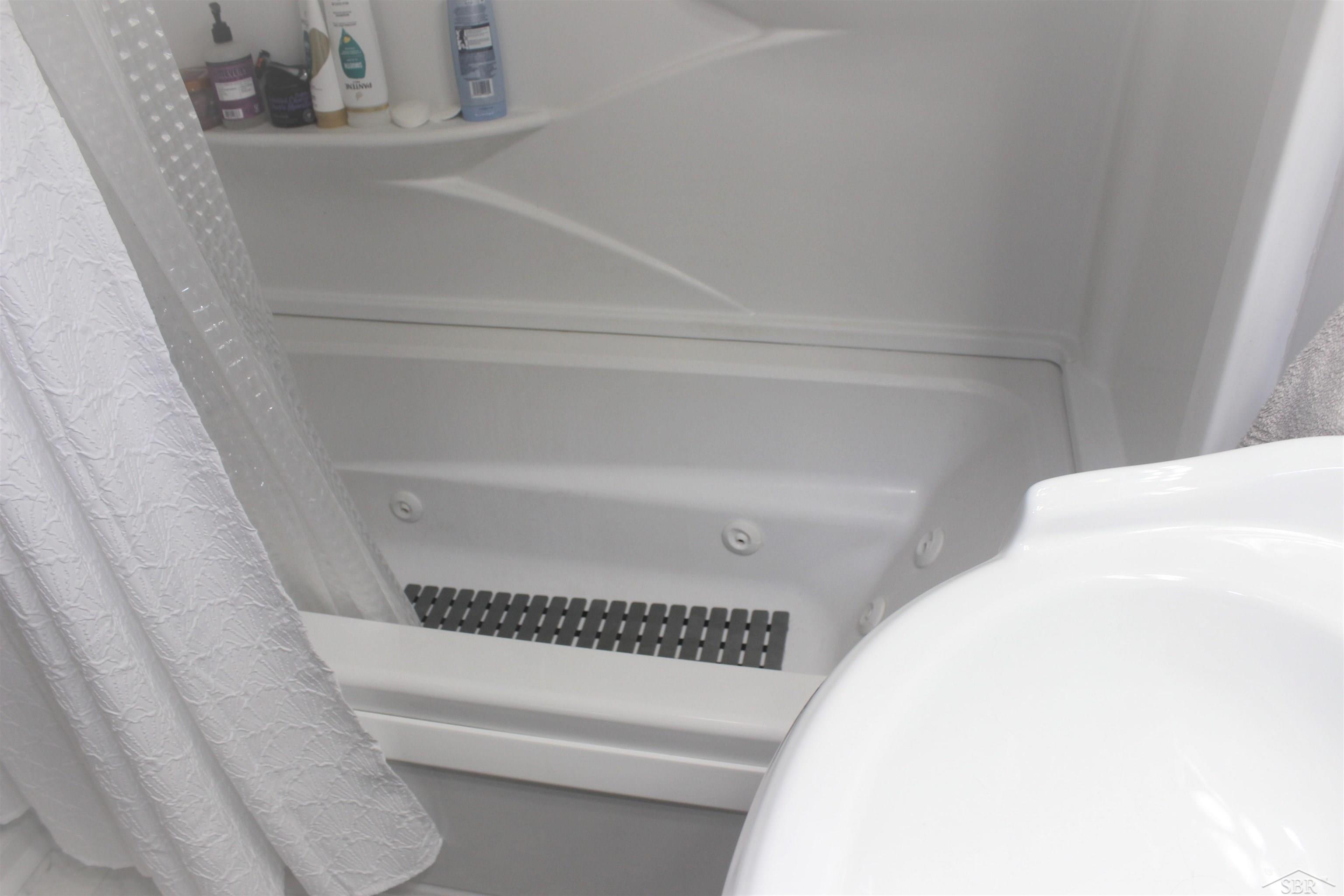 2173 2nd Street Bay City, MI 48708 - Photo 19 of 40 50114035-18.JPG