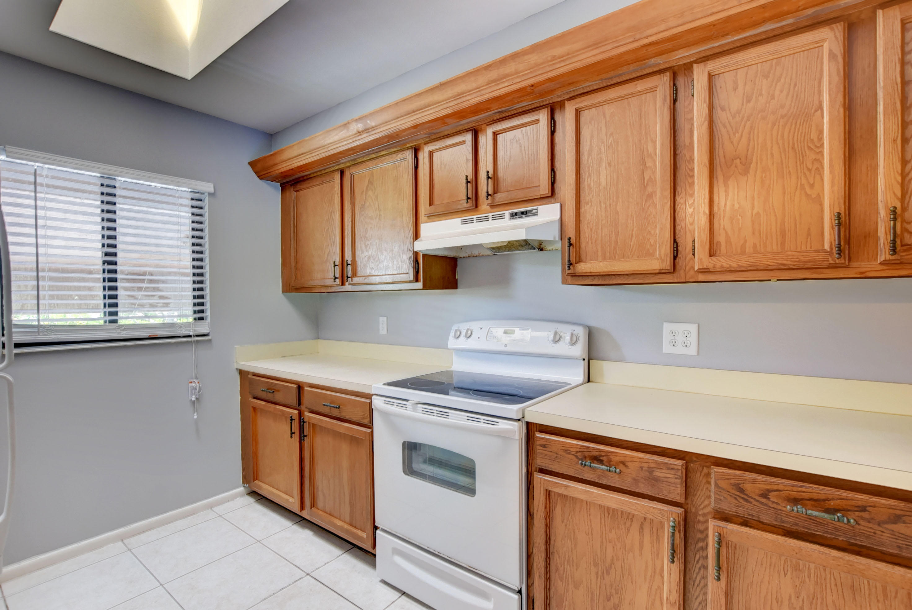 2525 Southwest 22nd Avenue, Unit 202 Delray Beach, FL 33445 - Photo 19 of 32 Kitchen