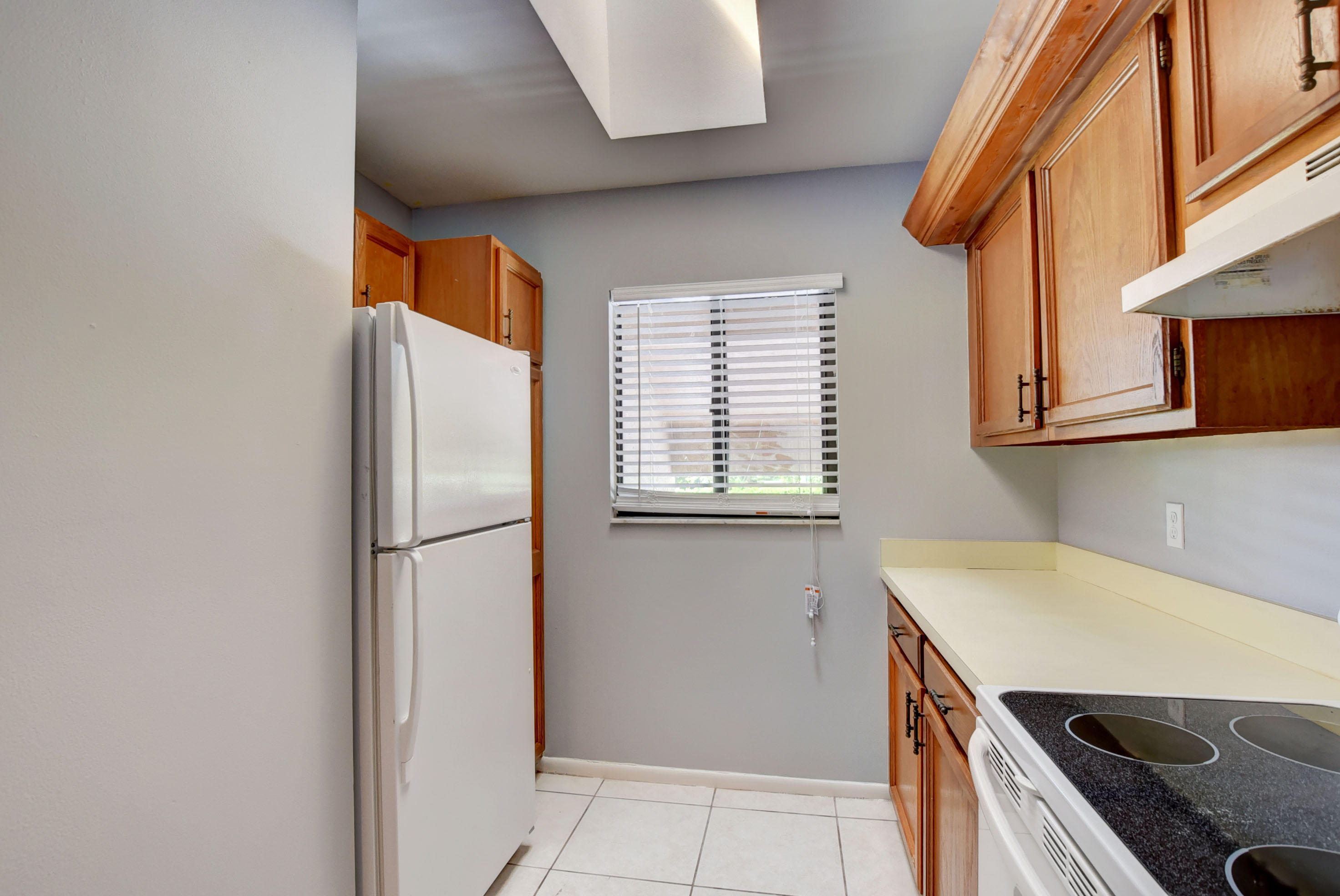2525 Southwest 22nd Avenue, Unit 202 Delray Beach, FL 33445 - Photo 6 of 32 Kitchen