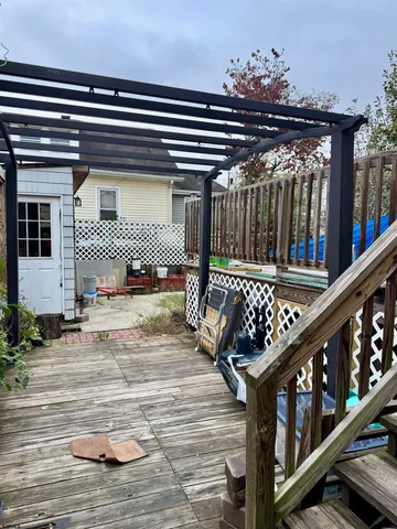 a view of entryway with a front door