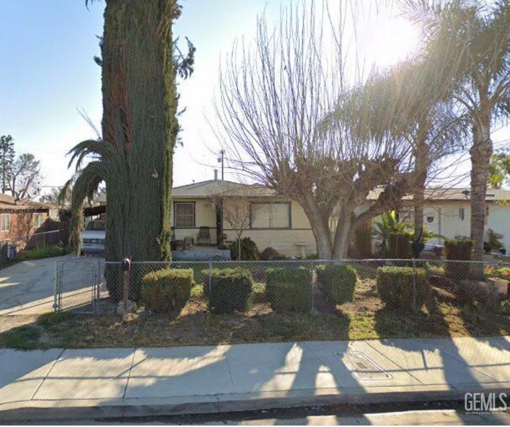 a view of a yard in front of a house