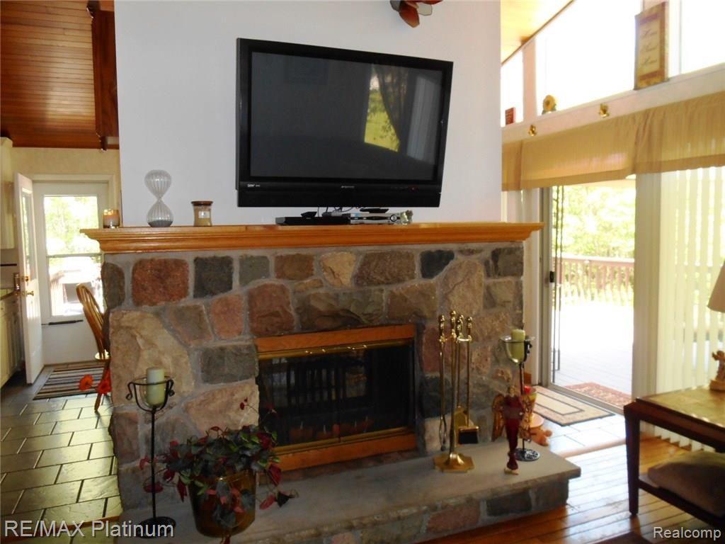 10875 Reynard Road Brighton, MI 48114 - Photo 8 of 52 Living Fireplace.JPG