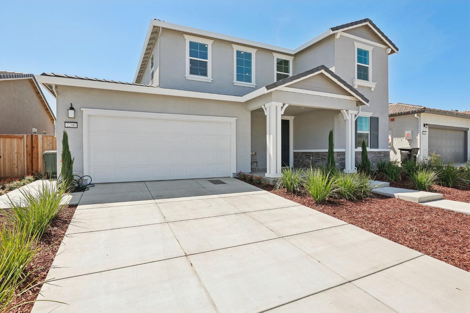2200 Stagecoach Road Patterson, CA 95363 - Photo 2 of 35 a front view of a house with a yard