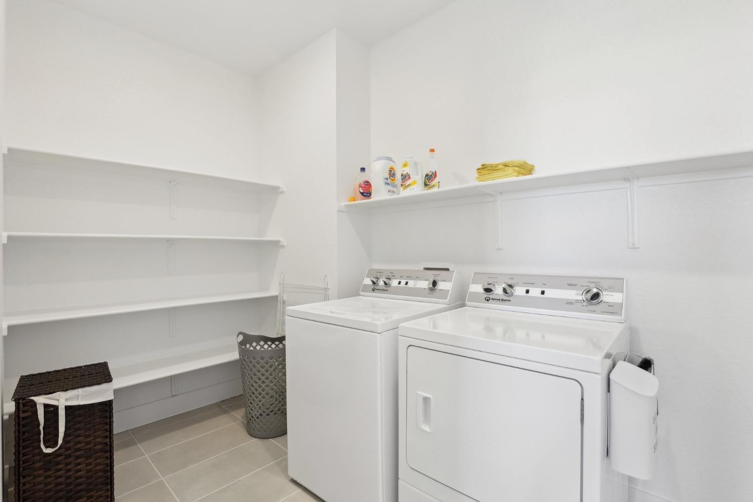 2200 Stagecoach Road Patterson, CA 95363 - Photo 21 of 35 a utility room with dryer and washer