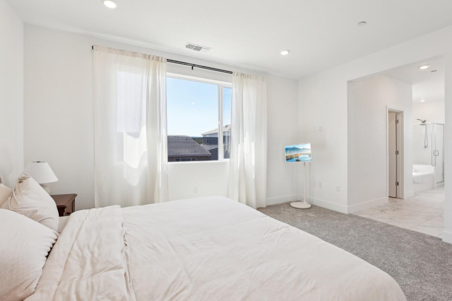 2200 Stagecoach Road Patterson, CA 95363 - Photo 29 of 35 a bedroom with a large bed and a window