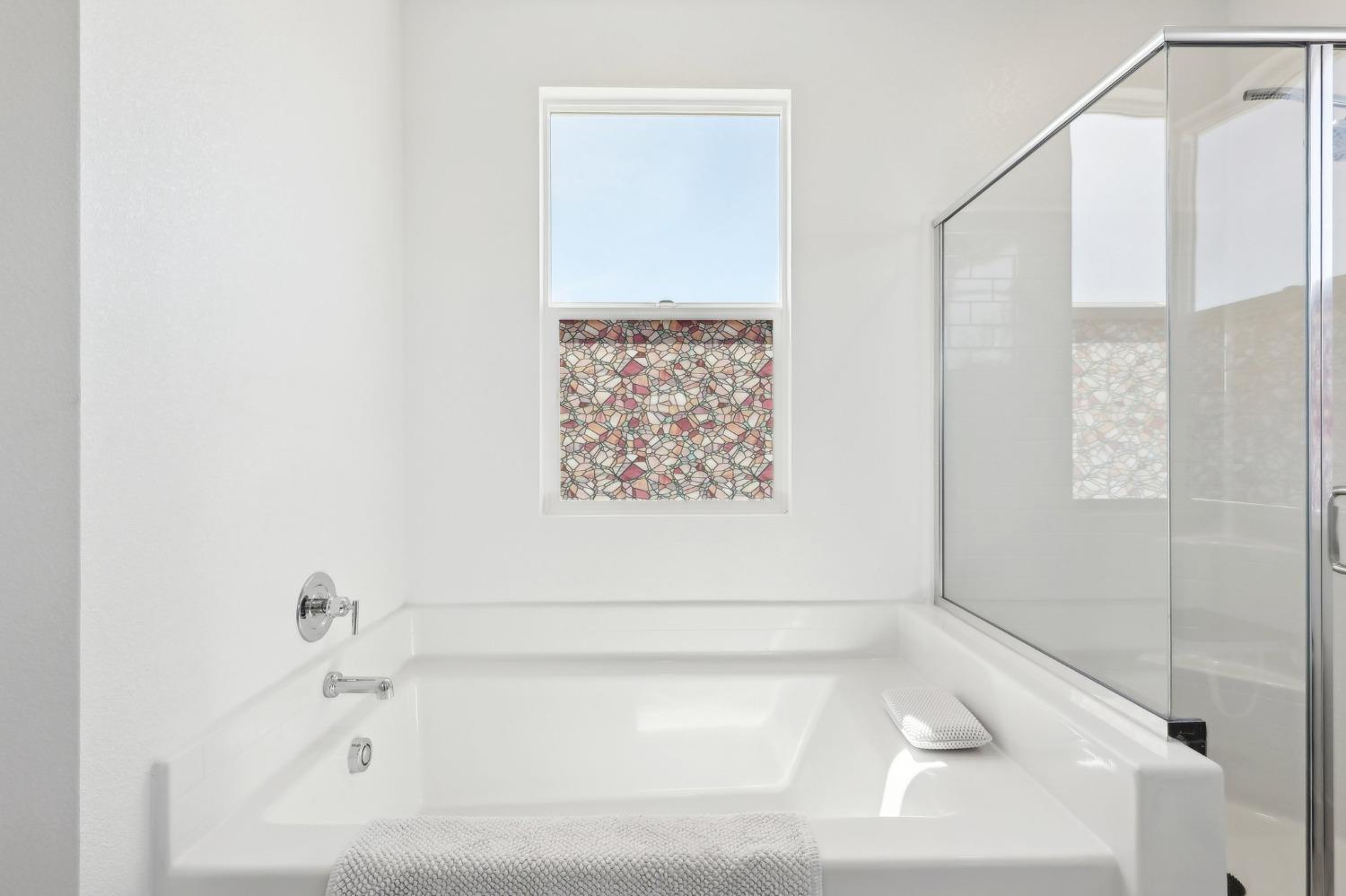 2200 Stagecoach Road Patterson, CA 95363 - Photo 32 of 35 a bathroom with a bathtub