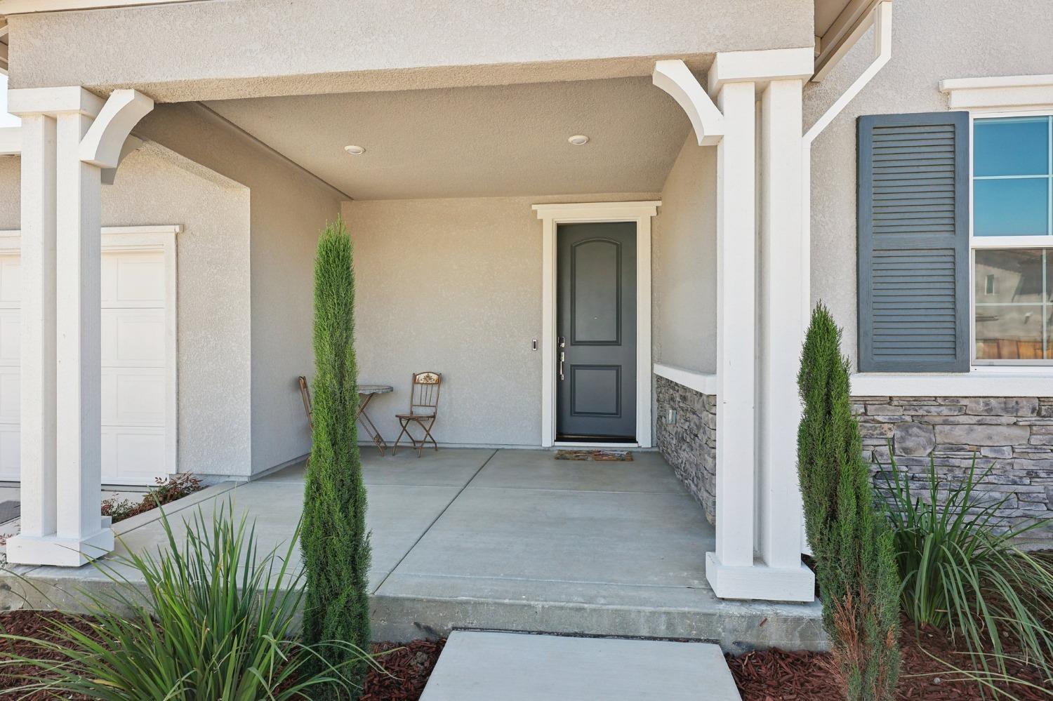 2200 Stagecoach Road Patterson, CA 95363 - Photo 4 of 35 a porch with seating space