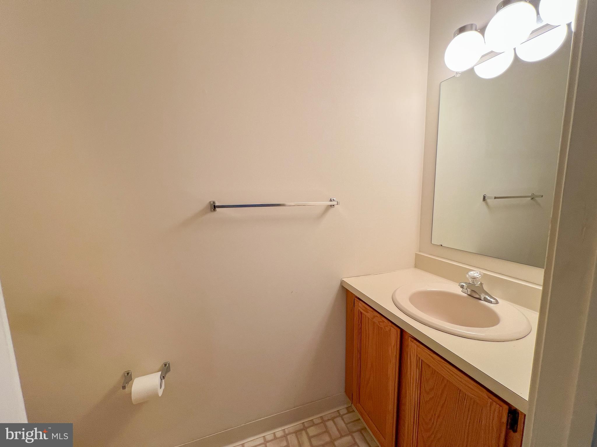 370 Chickory Way Newark, DE 19711 - Photo 15 of 36 a bathroom with a sink and mirror