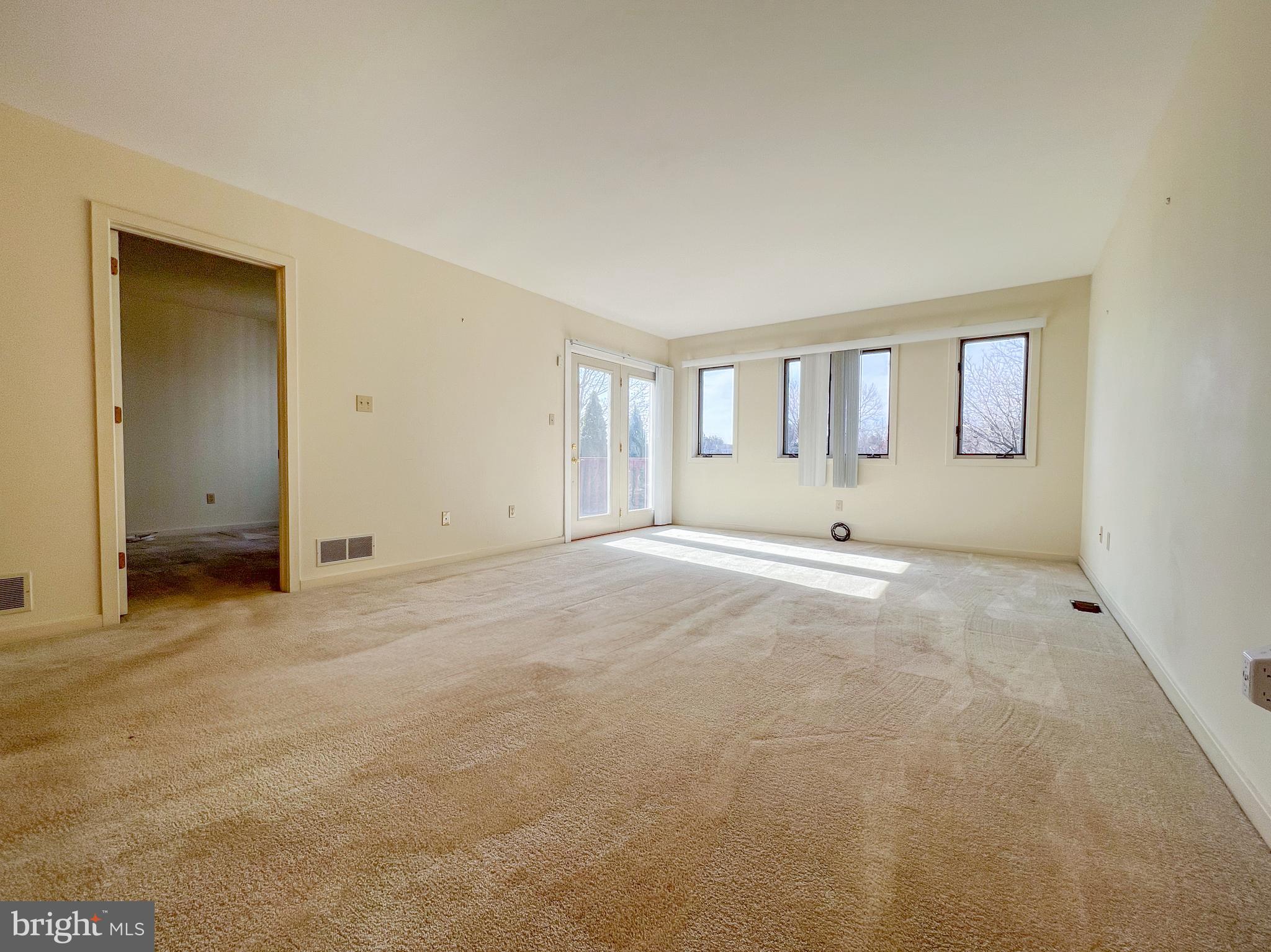 370 Chickory Way Newark, DE 19711 - Photo 4 of 36 an empty room with windows