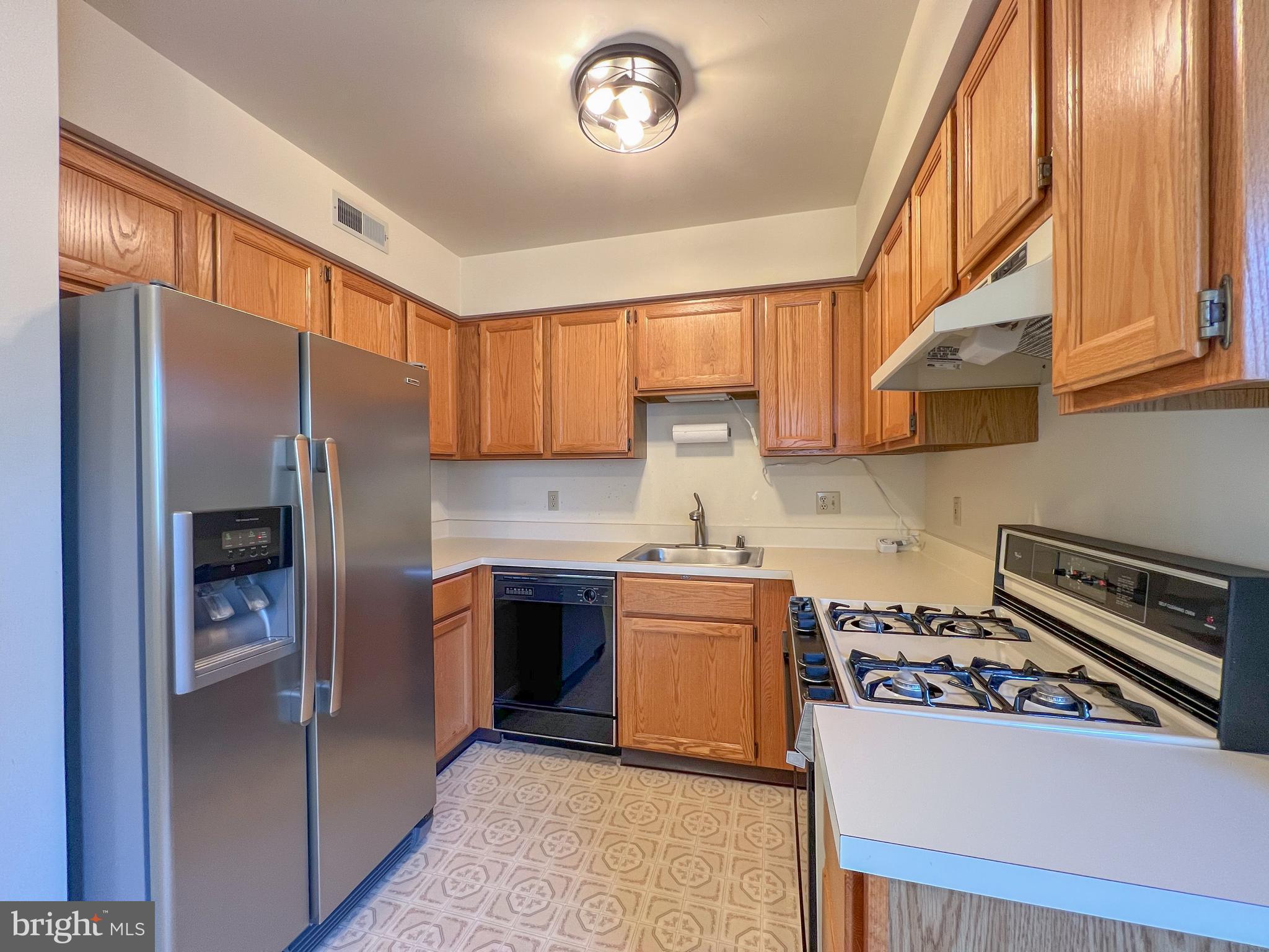 370 Chickory Way Newark, DE 19711 - Photo 9 of 36 a kitchen with stainless steel appliances granite countertop a refrigerator a sink and a stove