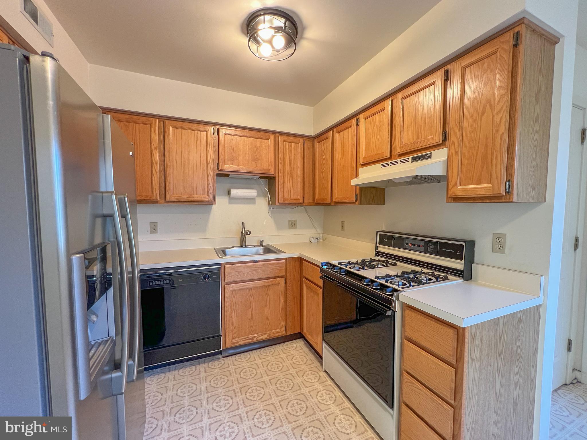 370 Chickory Way Newark, DE 19711 - Photo 10 of 36 a kitchen with stainless steel appliances granite countertop a stove a sink dishwasher and a refrigerator
