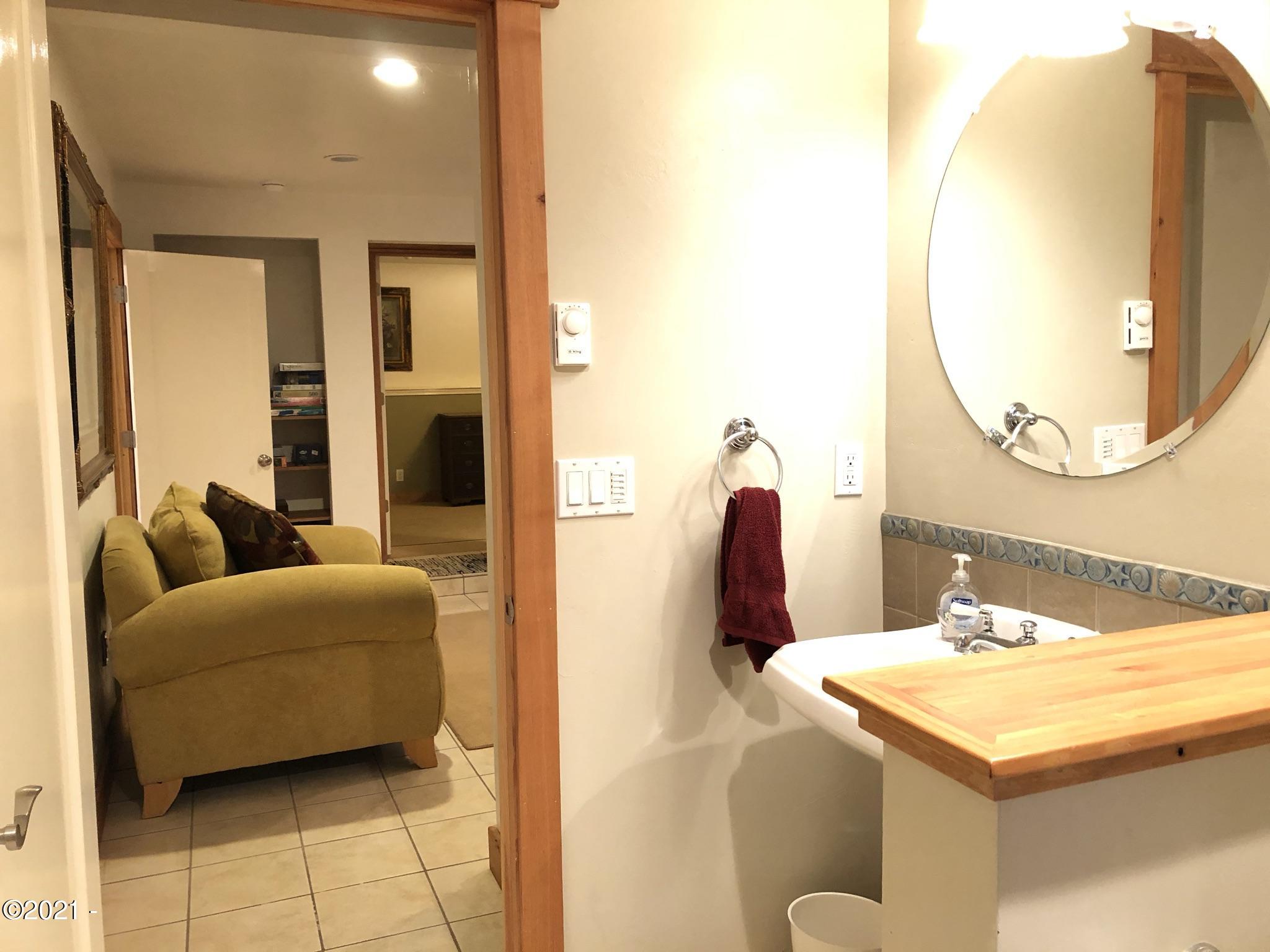 17 Shell Street Yachats, OR 97498 - Photo 54 of 63 Bathroom 3