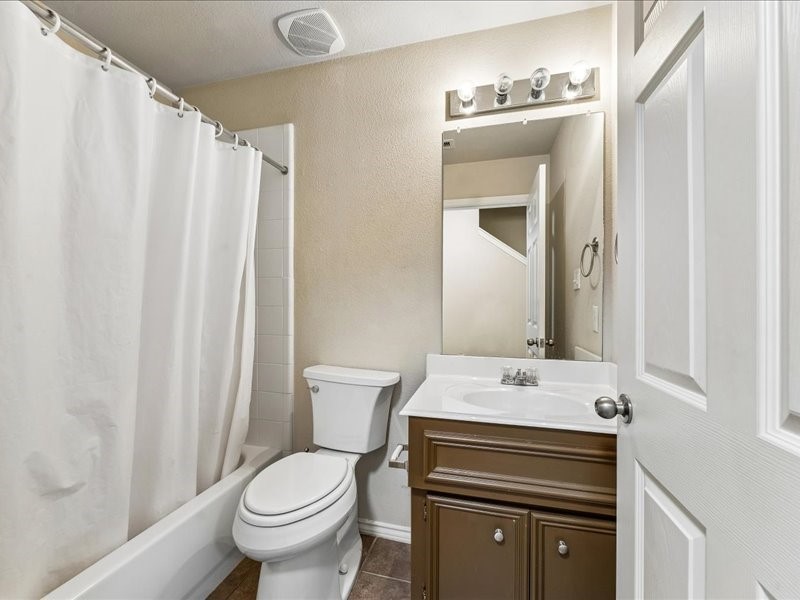 2915 Clay Street Houston, TX 77003 - Photo 11 of 15 Secondary bath with tub/shower combo and vanity.