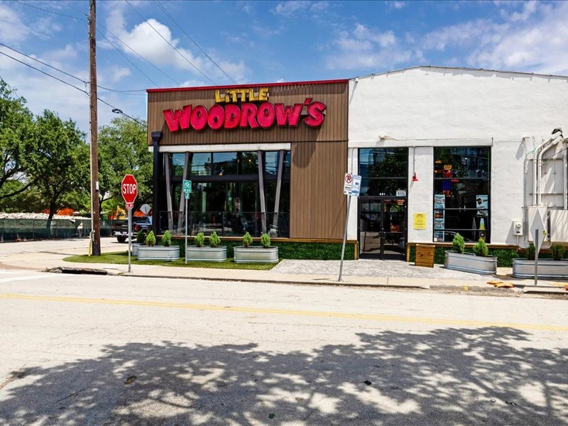 2915 Clay Street Houston, TX 77003 - Photo 15 of 15 Popular neighborhood hangout offering dining, drinks, and a lively social scene just minutes away.